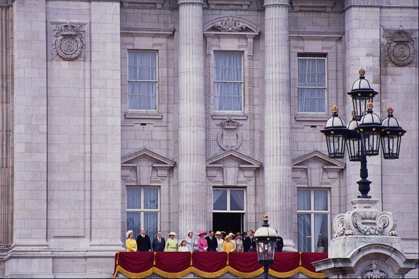 607086 Royal Family At Buckingham Palace, London, England A4 Photo Print