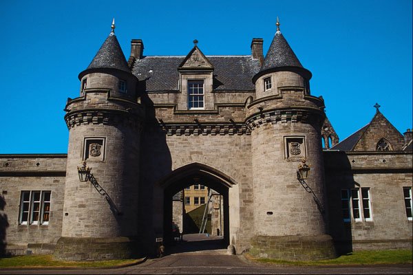 607094 Holyrood House Palace, Edinburgh, Scotland A4 Photo Print