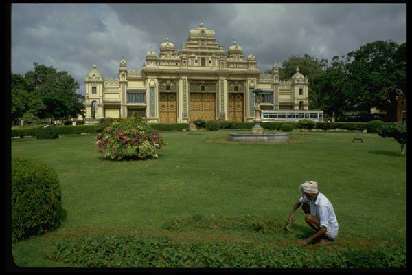 608020 Art Gallery, Mysore, India A4 Photo Print