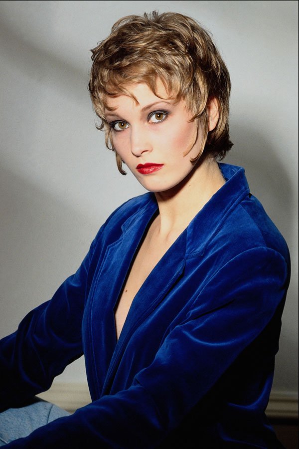 624090 Blonde In Blue Velvet A4 Photo Print