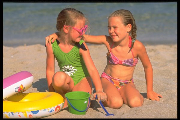 628059 Kids On The Beach A4 Photo Print