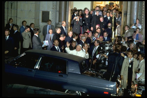 633002 Pope Coming Out Of Basilica A4 Photo Print