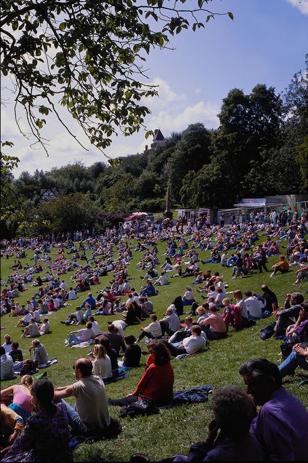 633050 Crowd On Avenham Park, Preston, Lancashire, England A4 Photo Print