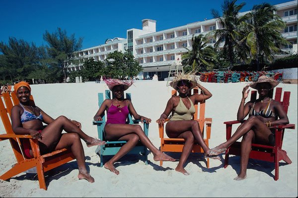 647070 Ladies On The Varadero Beach In Cuba A4 Photo Print