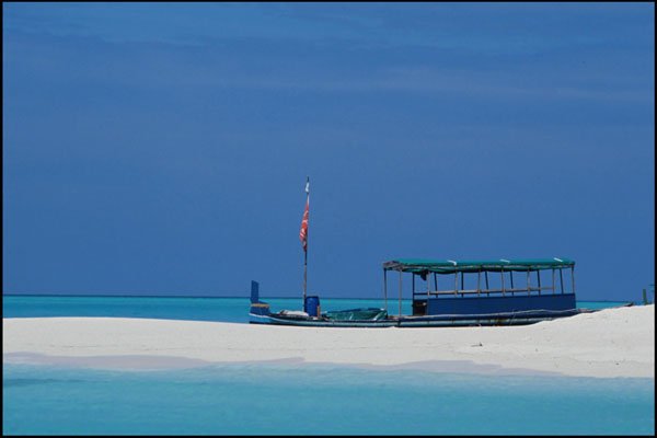 647074 White Sand And Turquoise Ocean In The Maldives Islands A4 Photo Print