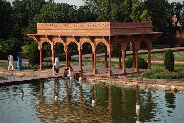 650053 Shalmar Garden, Pakistan A4 Photo Print