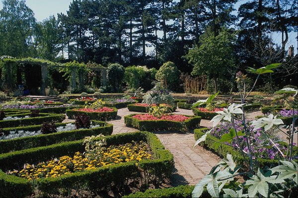 650098 Ornamental Box Garden, Leicester A4 Photo Print