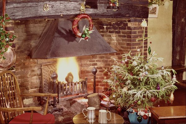 658024 Old English Pub At Christmas A4 Photo Print