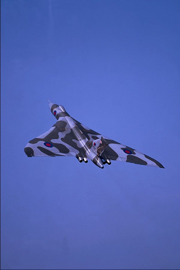 661063 AVRO Vulcan B2 XH 558 In Steep Climb Over Boscombe Down A4 Photo Print