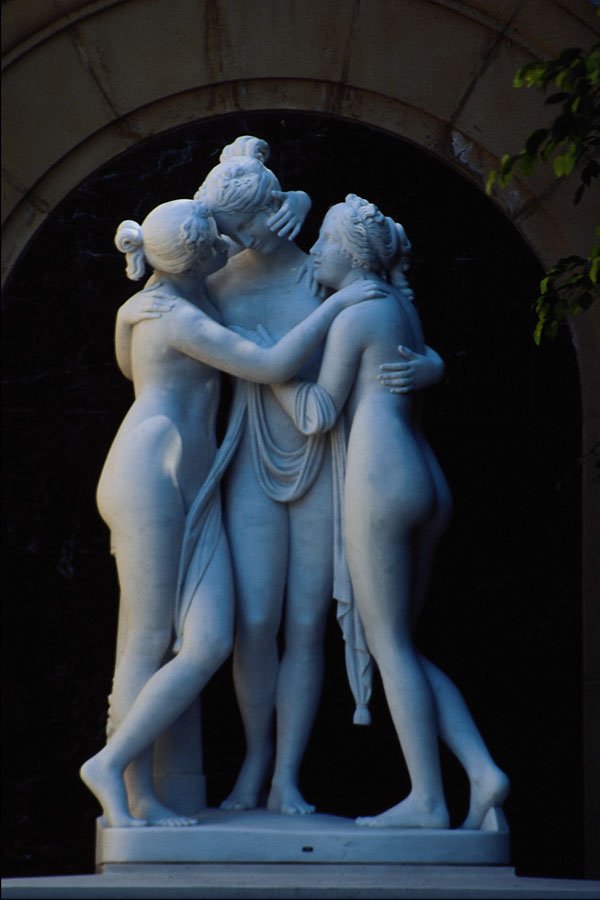 666001 Three Graces Statue A4 Photo Print