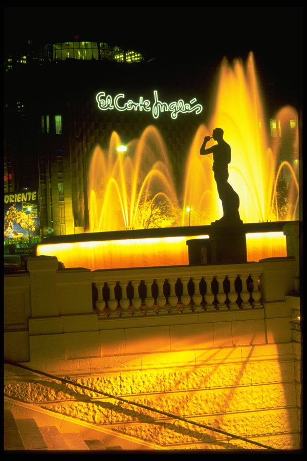 670011 Plaza Cataluna, Barcelona, Spain A4 Photo Print