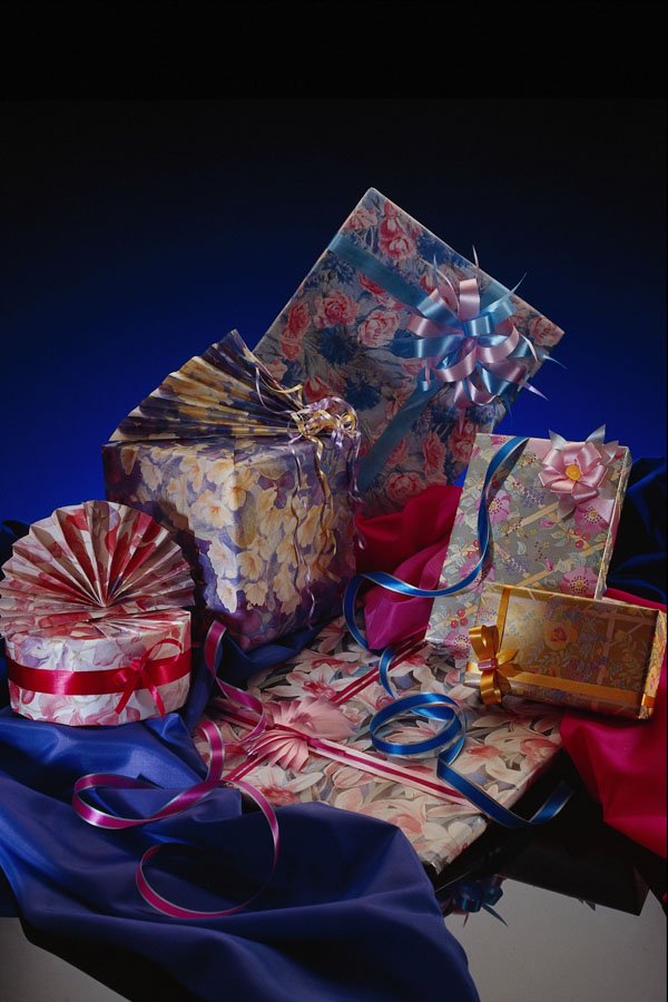 677092 Gift Wrapping A4 Photo Print