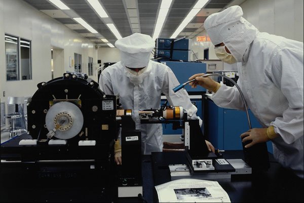 686049 Workers In Clean Room A4 Photo Print