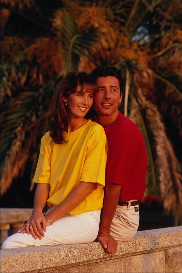 695056 Seth And Lisa Sitting On A Wall In The Evening Light A4 Photo Print