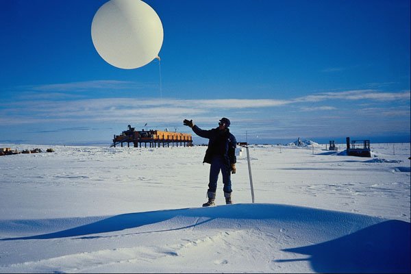 697071 Launching A Weather Balloon, Antarctica A4 Photo Print