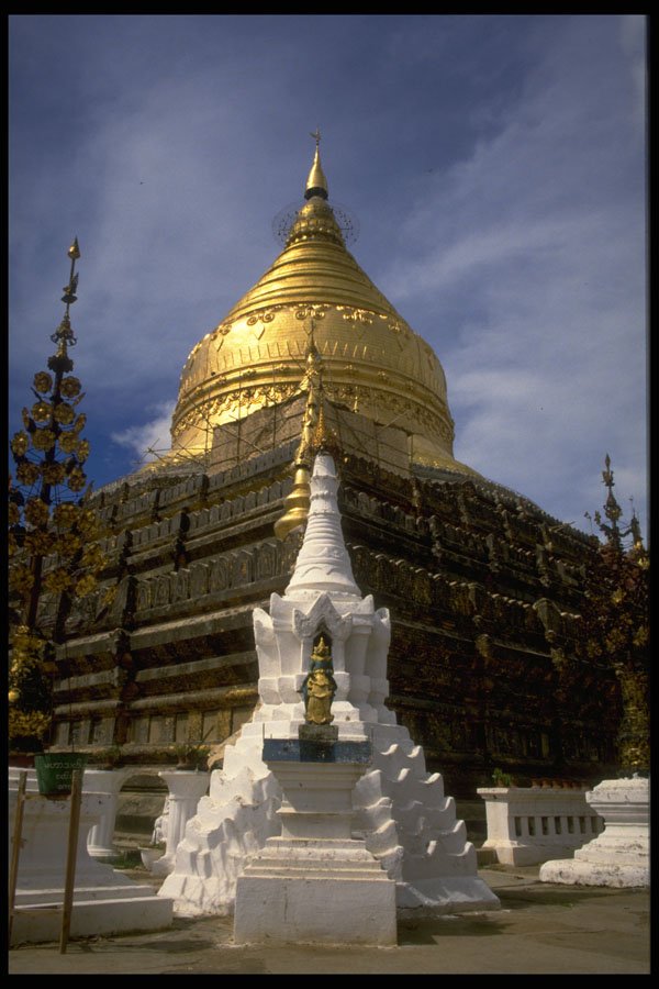 705061 The Shwezigon Pagoda, Pagan, Myanmar A4 Photo Print