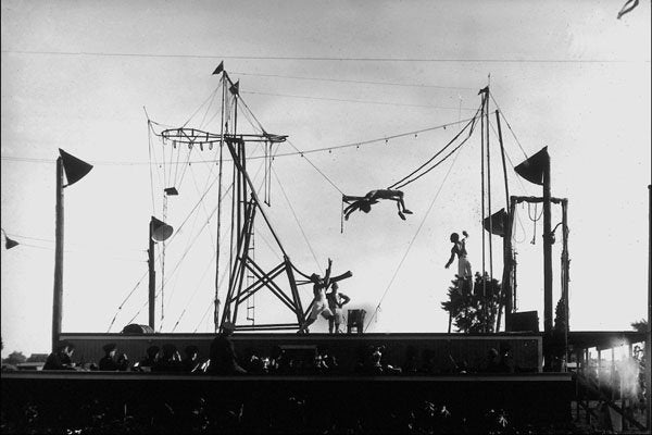 713070 Trapeze Act, Peterborough Fair A4 Photo Print