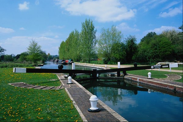 738061 Kennet And Avon Canal At Aldermaston, England A4 Photo Print