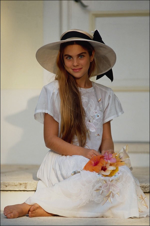 743031 Classic Sunhat Girl A4 Photo Print