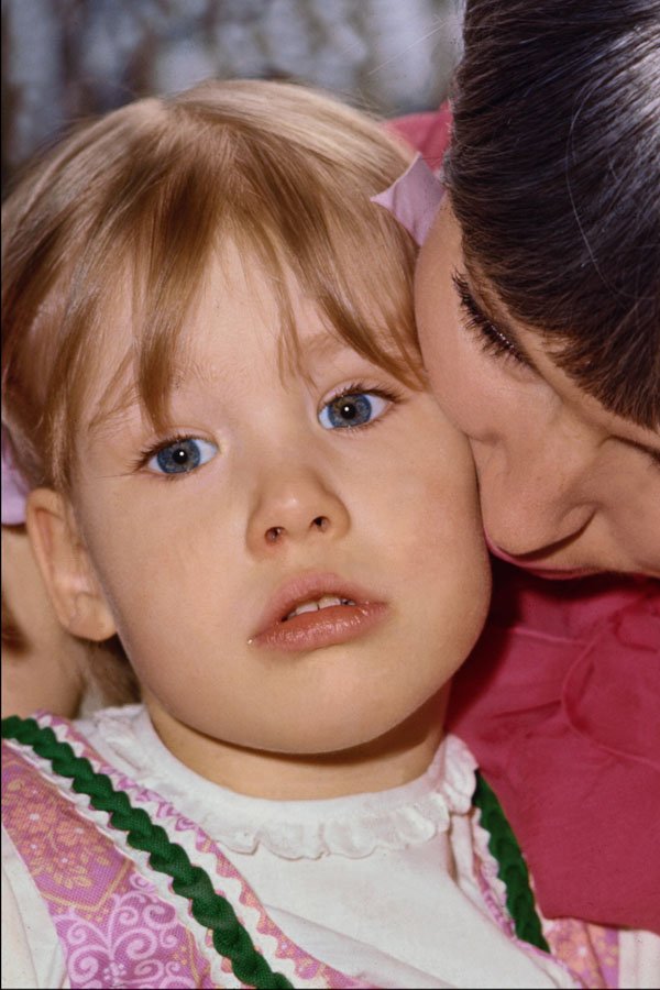 747039 Mother And Child A4 Photo Print