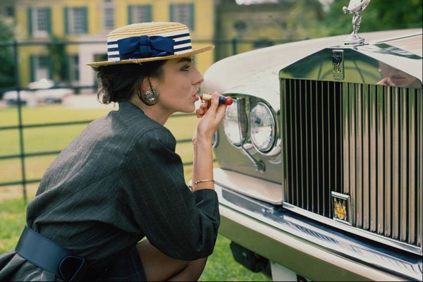 749050 Lady Using Grill Of Rolls Royce As Mirror A4 Photo Print