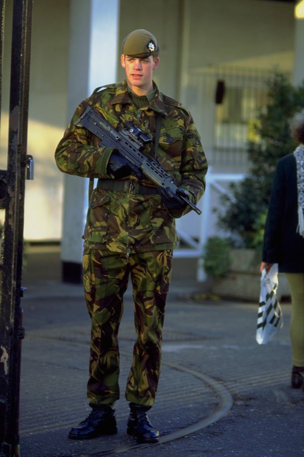 782003 Irish Guards In Combat Uniform A4 Photo Print