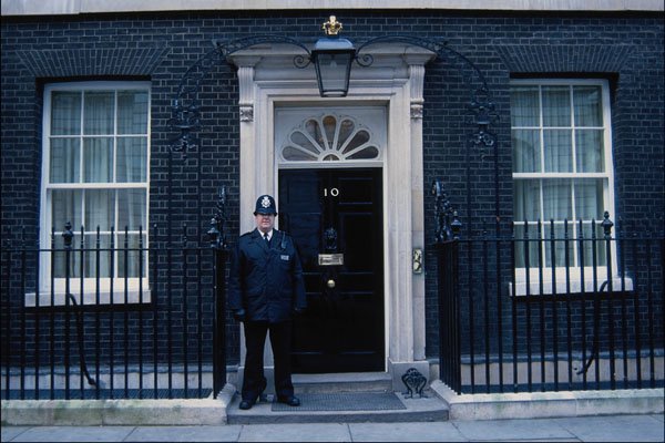 783087 Policeman Outside 10 Downing Street, London, England A4 Photo Print