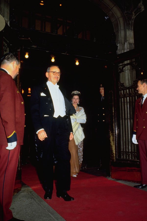 785007 Queen Elizabeth And Quebec Premier Daniel Johnson A4 Photo Print