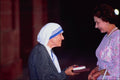 785054 Queen Elizabeth Presenting Mother Teresa With An Honor, India A4 Photo Print