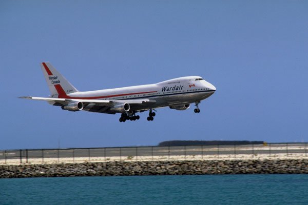 786063 747 Landing, Honolulu, Hawaii, U.S.A. A4 Photo Print
