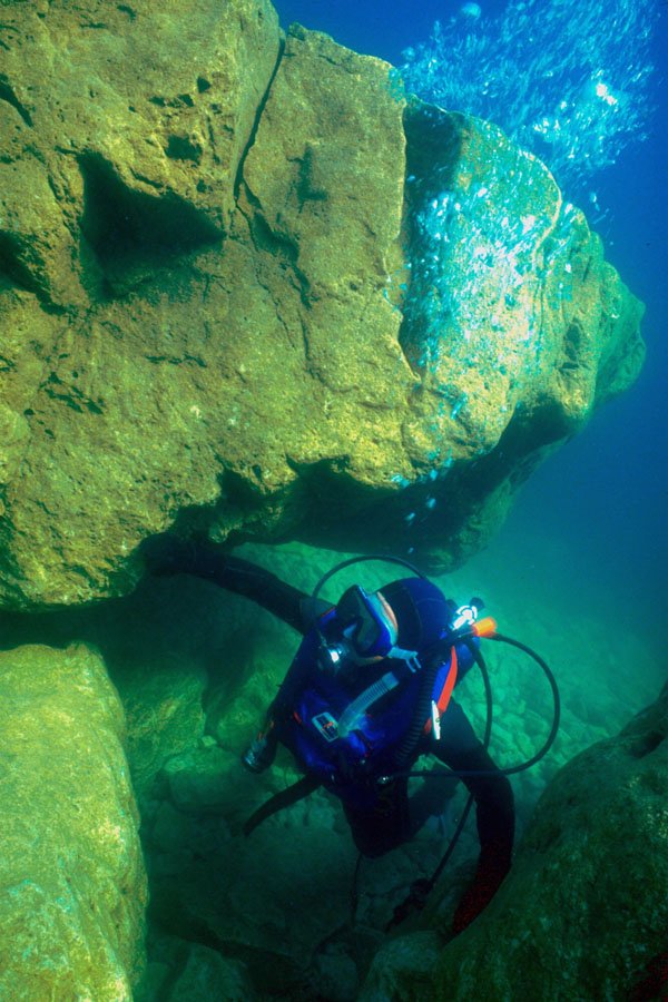 787033 Examining An Overhang, Caves, Tobermory, Ontario, Canada A4 Photo Print