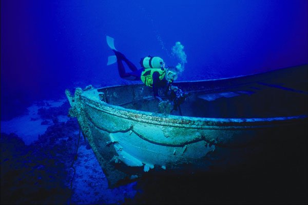 787090 Diver Studying Wreck A4 Photo Print