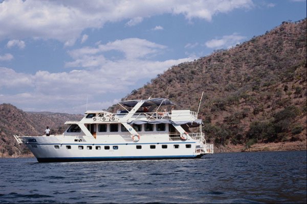 794026 Kariba , Cabin Cruiser On Lake A4 Photo Print