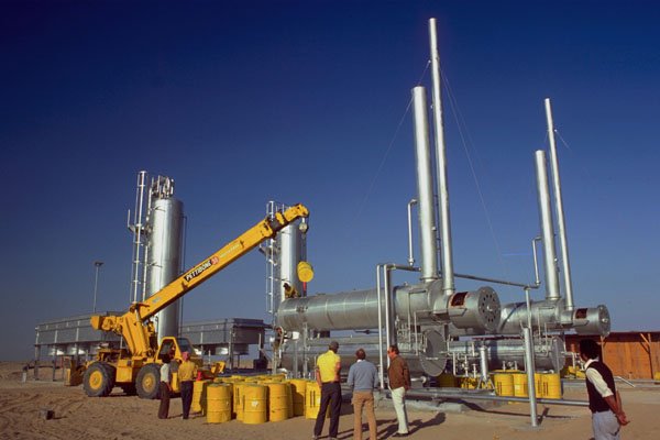 799028 Oil Pumping Station, Iraq A4 Photo Print