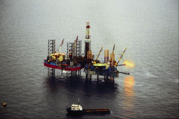 799063 Oil Rig In Persian Gulf A4 Photo Print