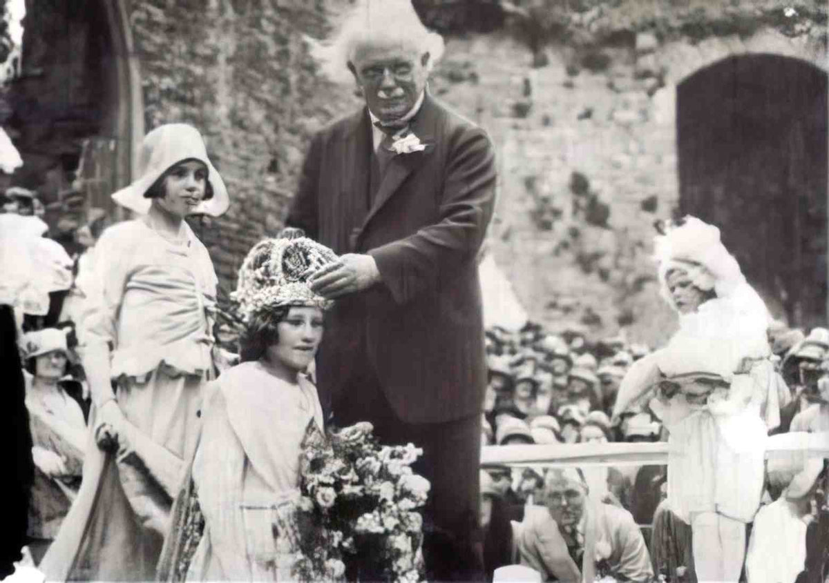Caernarfonshire Conwy Lloyd George crowning the Conwy Rose Queen Vintage A4 Photo Print