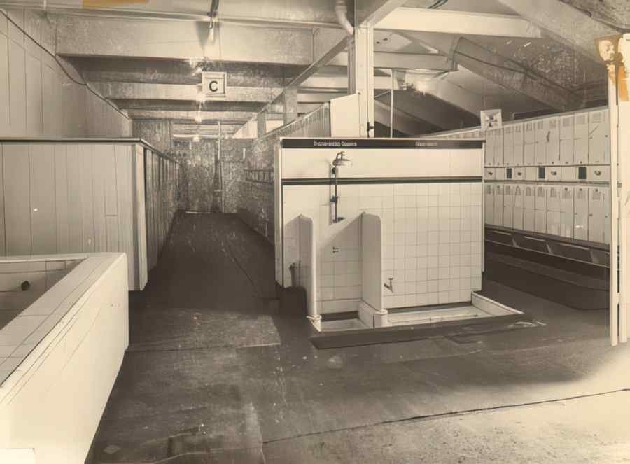 Cliftonville Lido Toilets And Lockers Vintage A4 Photo Print