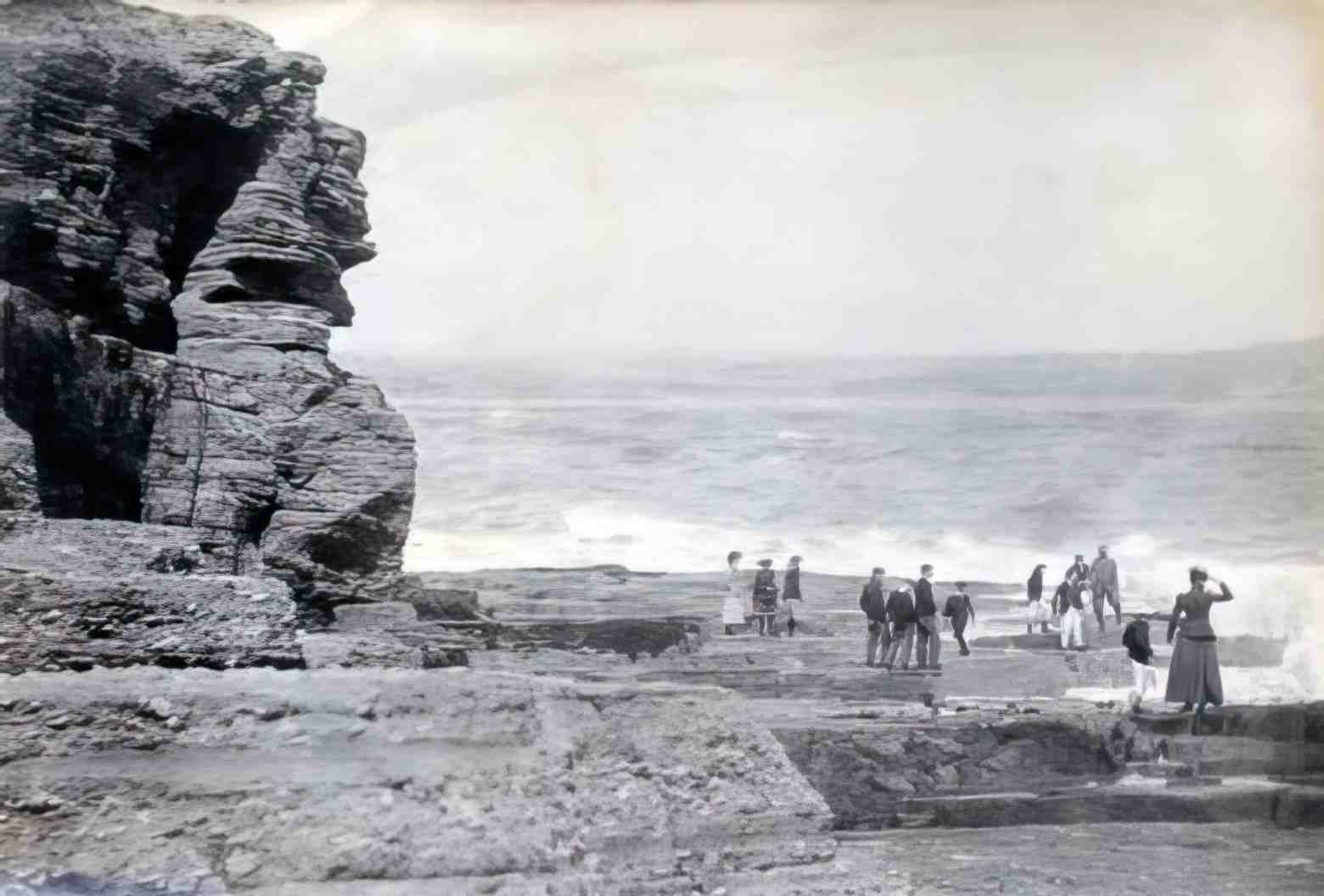 Devon Paignton on the rocks by the sea Vintage A4 Photo Print
