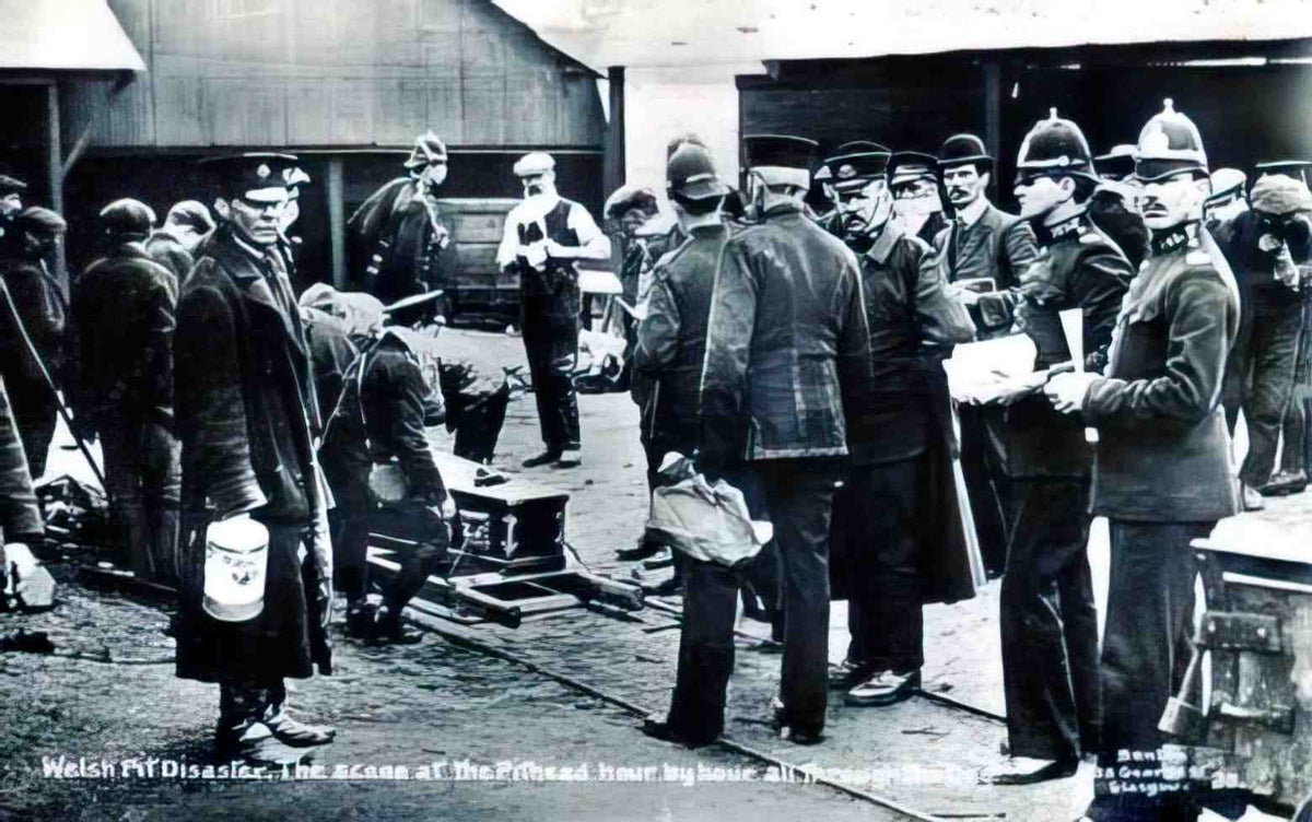 Glamorganshire Senghenydd Universal Coal Mine The scene at the pithead A4 Phot Vintage A4 Photo Print