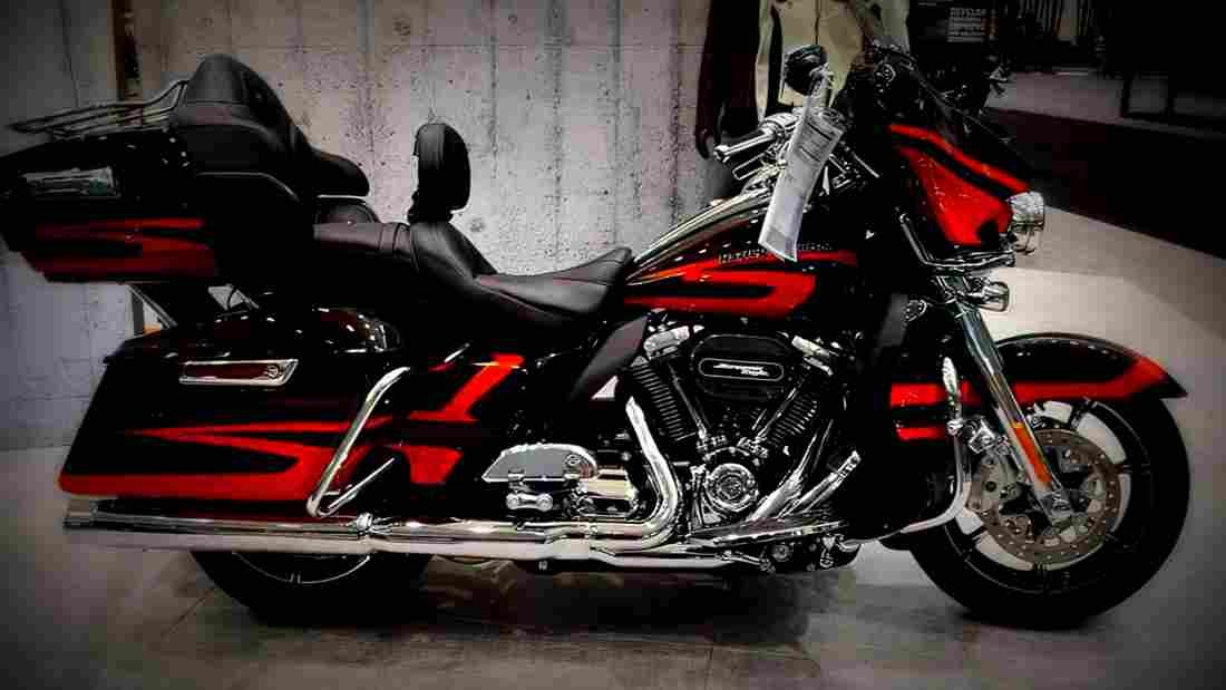 Harley Davidson CVO Limited 2017 4 motorbike A4 Photo Print