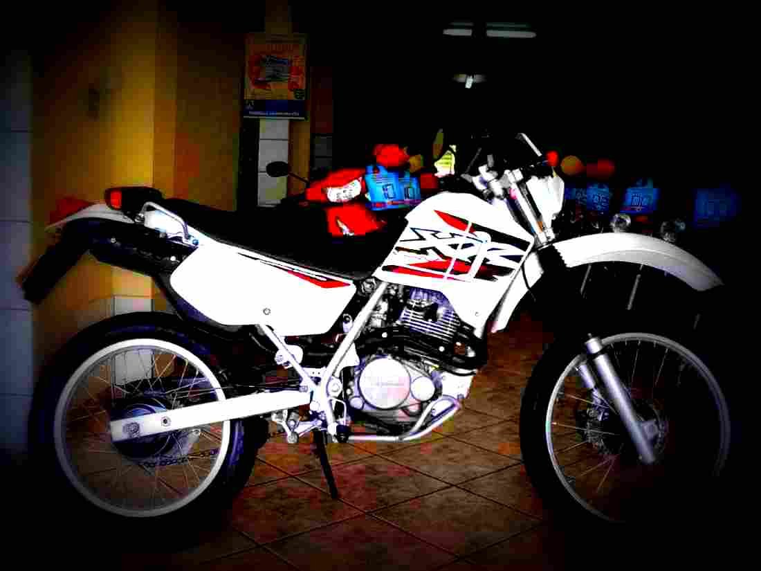 Honda XR 200 R 2002 3 motorbike A4 Photo Print