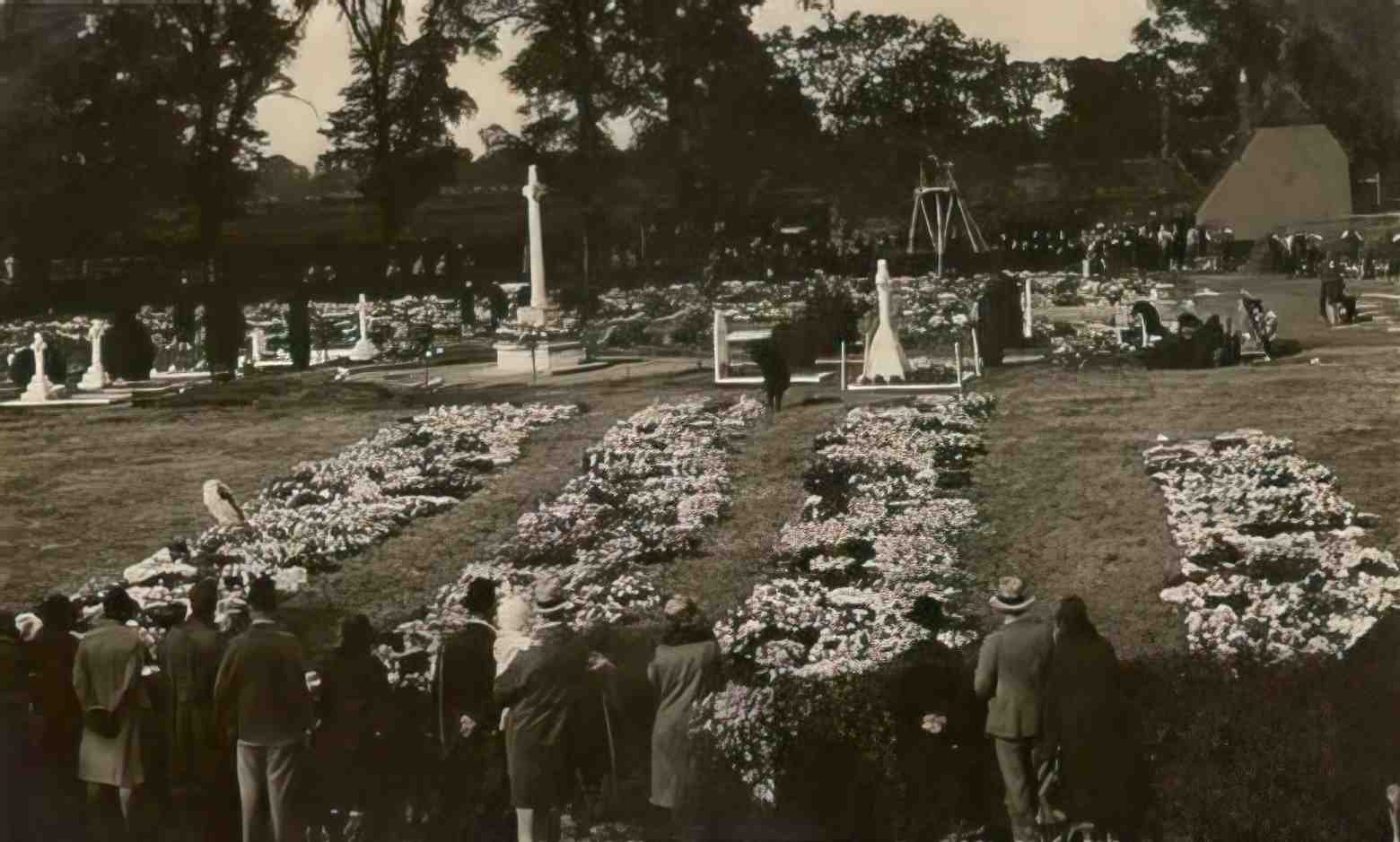 Huntingdonshire St Neots The Churchyard Vintage A4 Photo Print