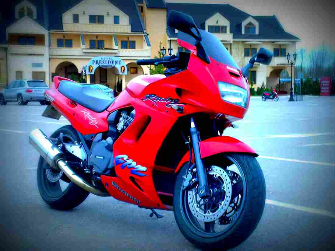Kawasaki GPZ 1100 1995 2 motorbike A4 Photo Print