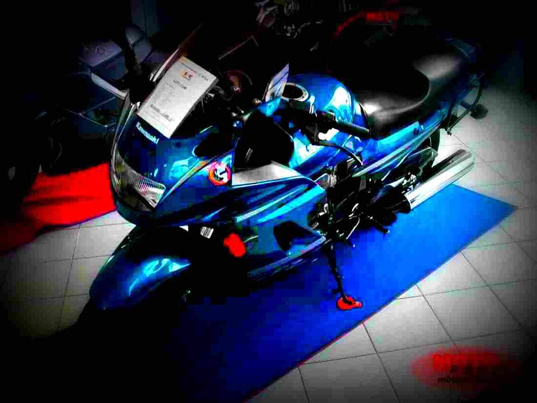 Kawasaki GPZ 1100 1995 4 motorbike A4 Photo Print