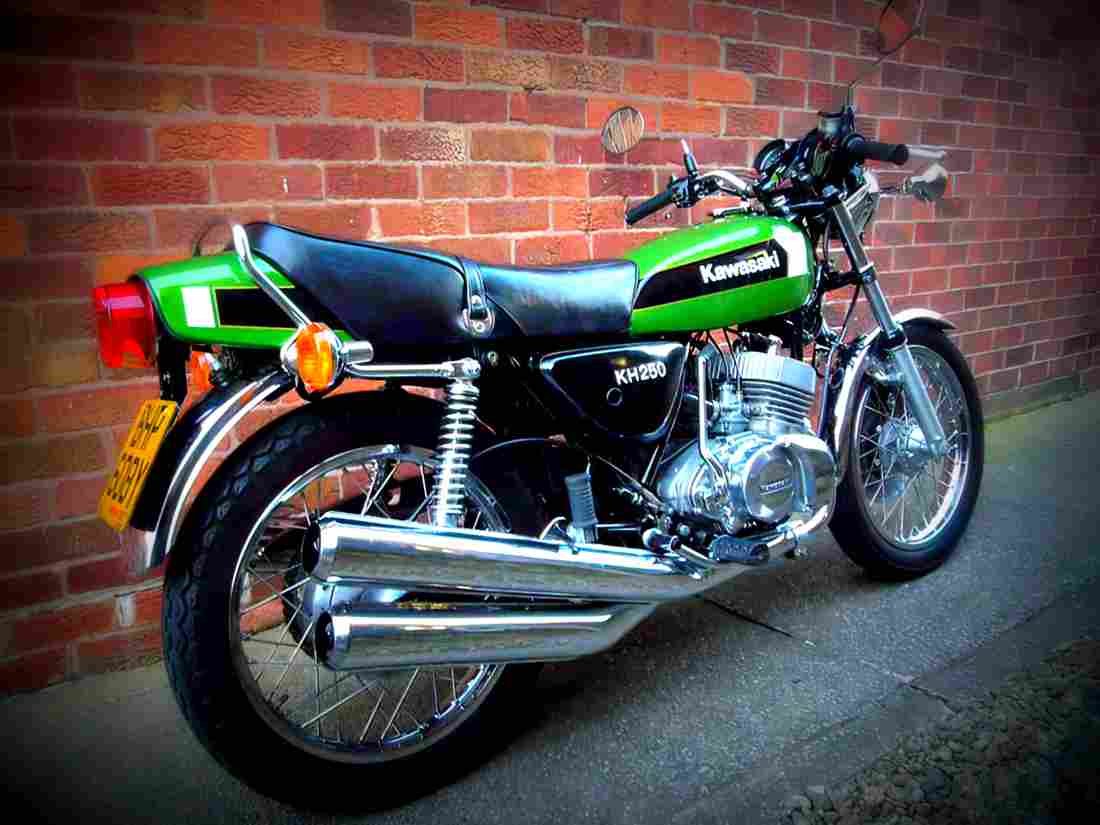 Kawasaki KH 250 1976 1 motorbike A4 Photo Print