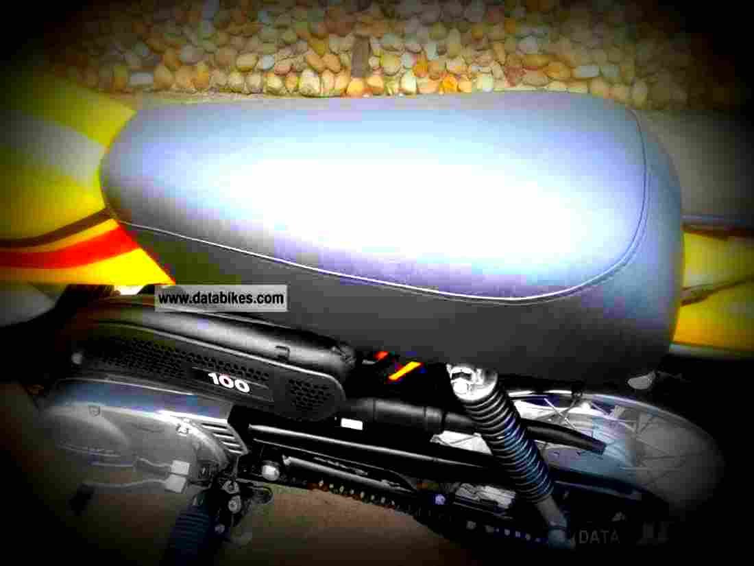 Kawasaki KM 100 1980 1 motorbike A4 Photo Print