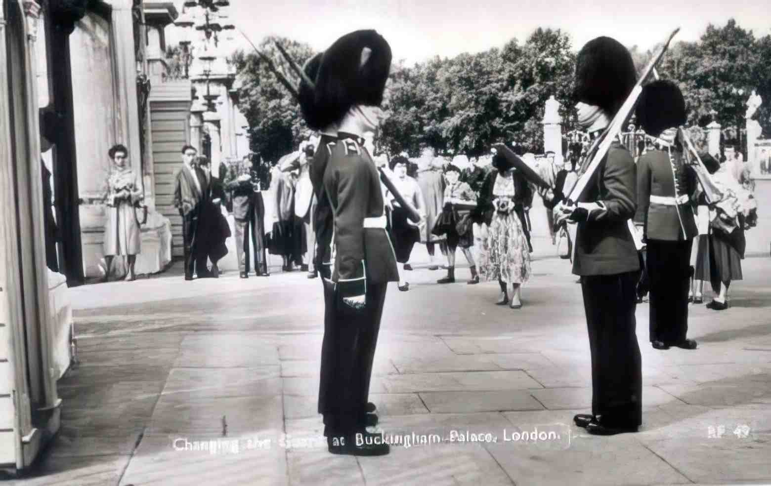 London Buckingham Palace Changing the Guard 1950s Vintage A4 Photo Print