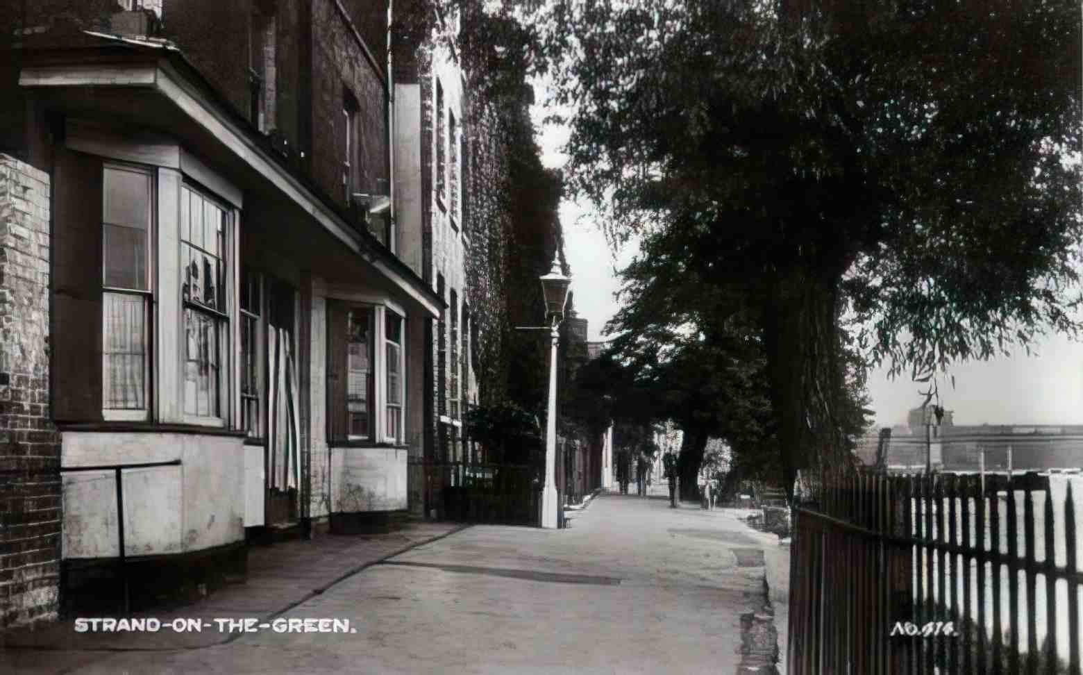 Middlesex London Strand on the Green Vintage A4 Photo Print