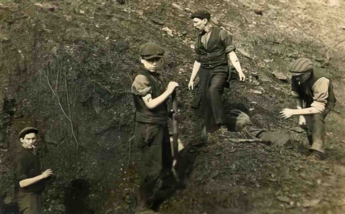 Rhondda Valleys Ynysybwl Picking Coal On Darren DduTip Great Strike 1912pixels Vintage A4 Photo Print