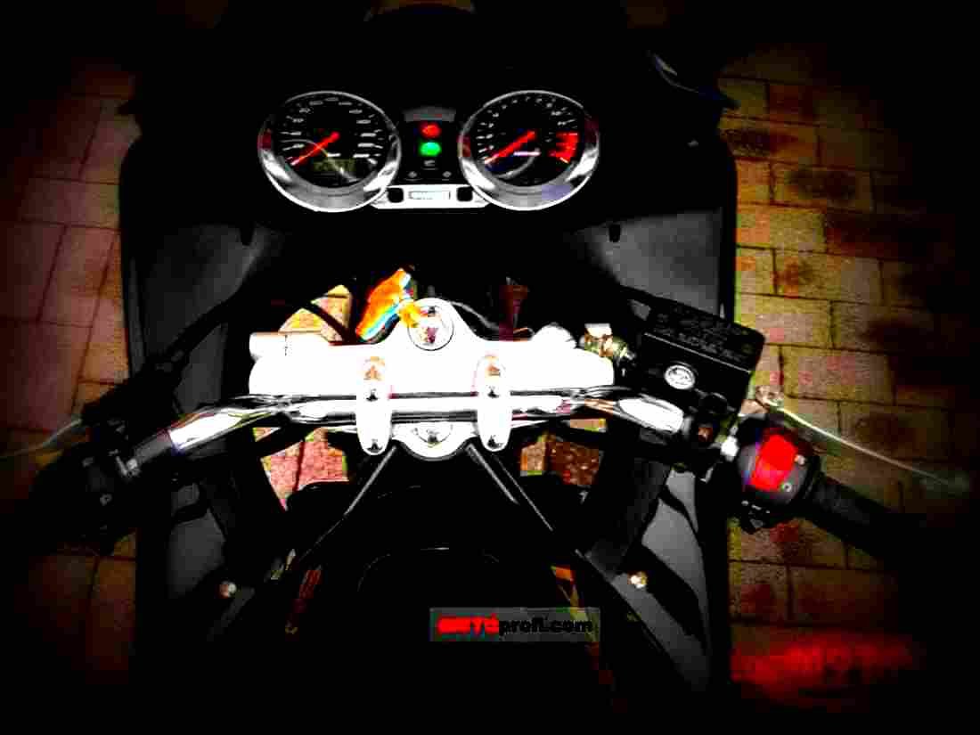 Suzuki GSF 600 S Bandit 2002 3 motorbike A4 Photo Print